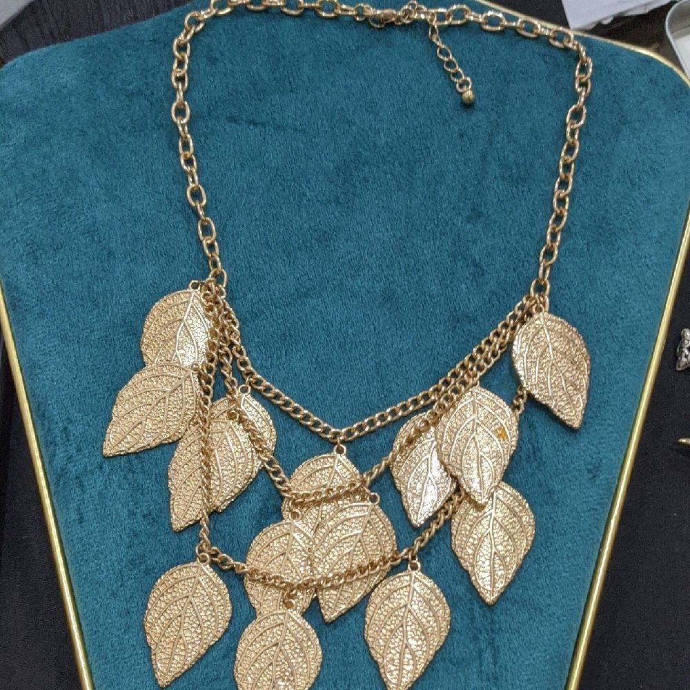 Elegant Gold Leaf Necklace